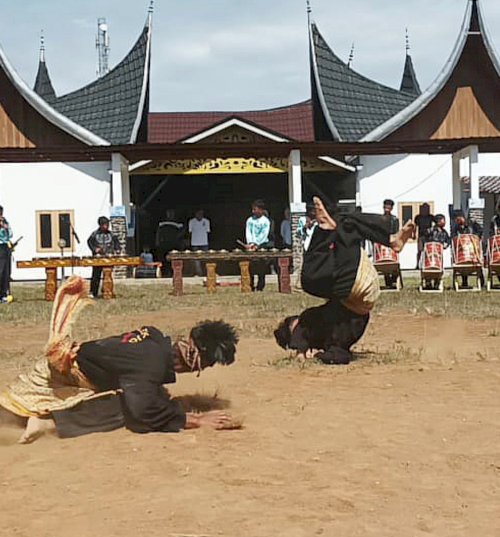 Salah satu sanggar Seni yang ikut meriahkan pentas Seni di Istano Pagaruyung
