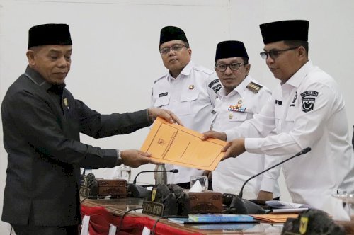 Ketua Tim Pansus DPRD H. Nursal serahkan laporan akhir Pansus 